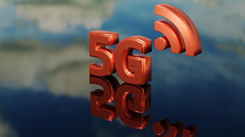 An image of a 3D logo reading &#039;5G&#039; on a reflective surface