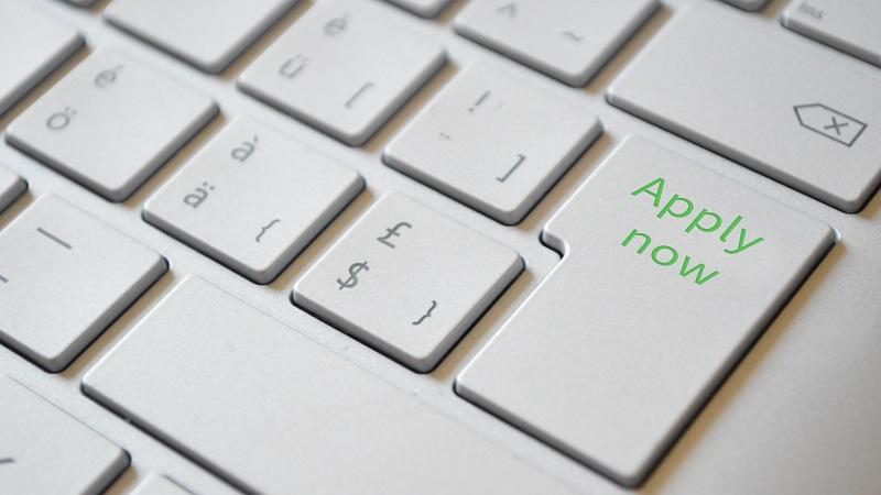 An image of a computer keyboard button reading &#039;Apply now&#039;